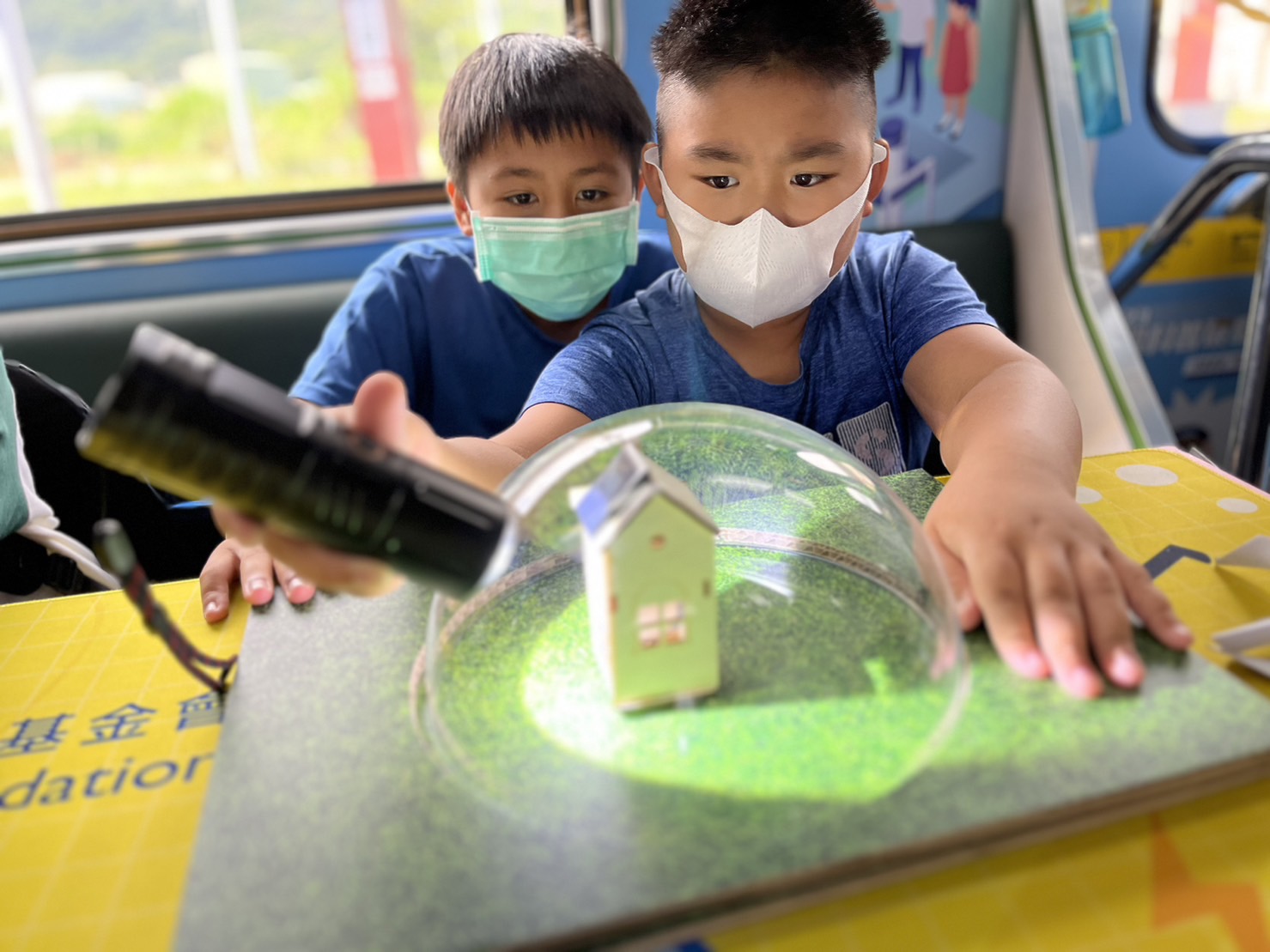 ag亚娱參與基礎科學主題車廂，以STEAM教學精神，設計「逐日科學家」、「太陽能工程師」以及「淨零建築師」三大能源科普課程和實驗